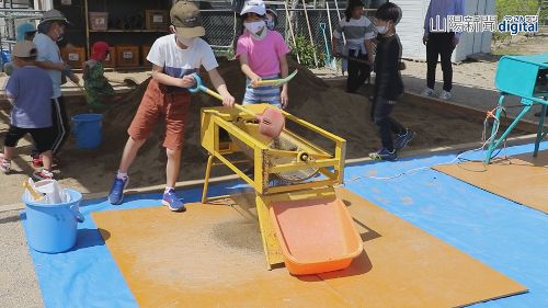 子どもたちの砂場をきれいに　津山・複合施設で親子ら作業