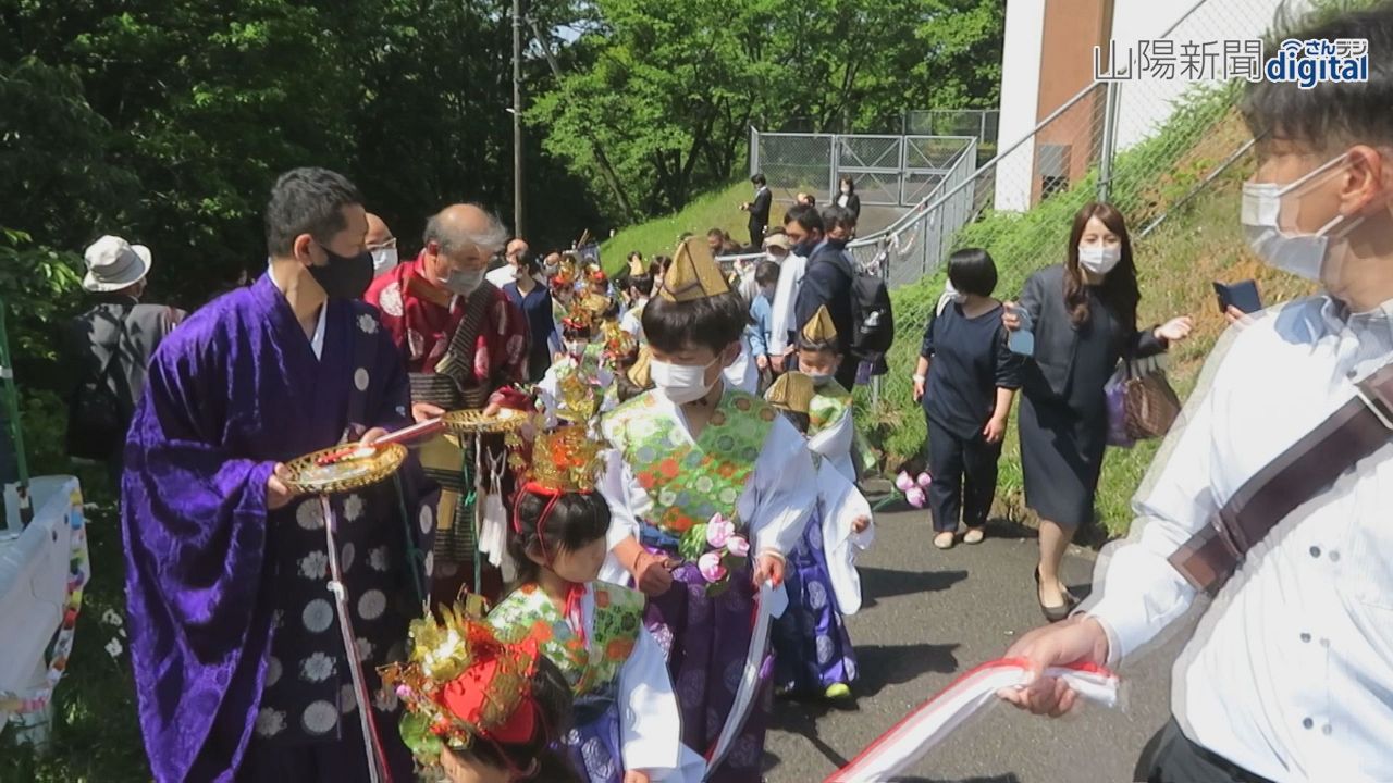 衣装華やか、３年ぶり稚児行列　美作・円福寺で花まつり