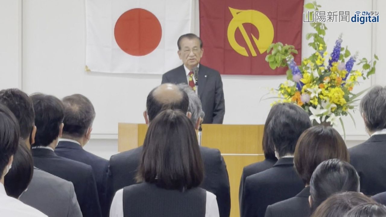 矢掛町の山野町長が退任　庁舎で式「皆さんに感謝」