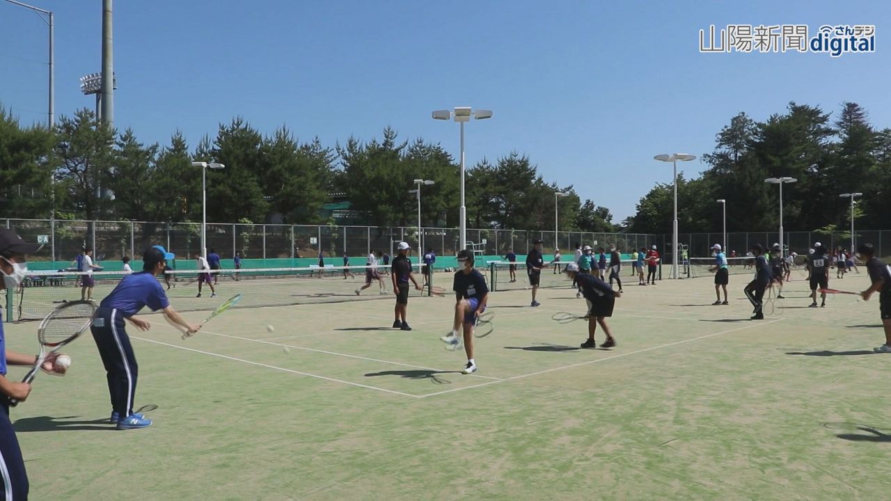 ソフトテニスの基礎技術学ぶ　高梁で中高生１５０人対象に教室