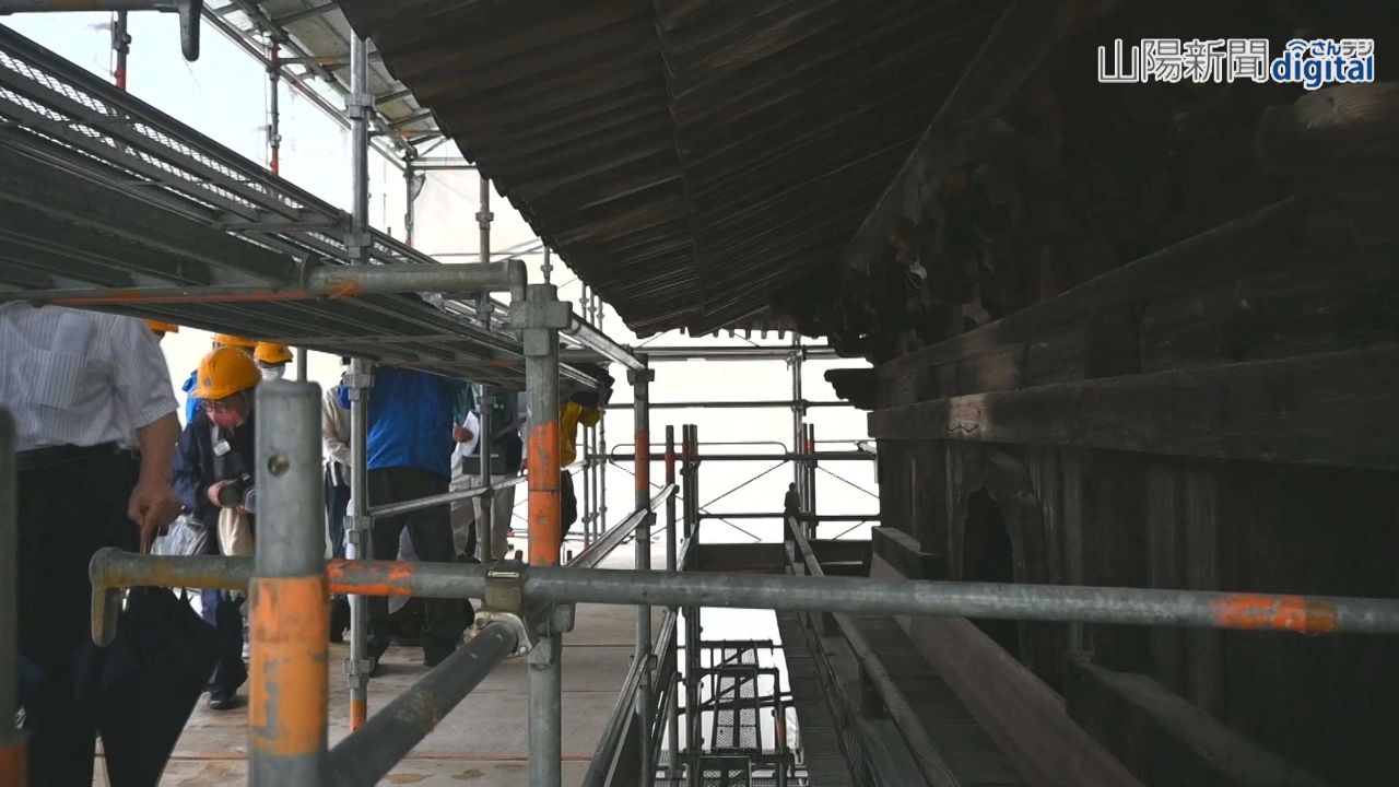 岡山・金山寺山門の修復現場公開　市重文 工事用足場登り瓦や壁見学