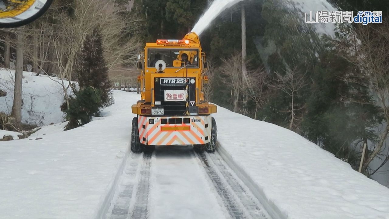 西粟倉村道で除雪車が雪のアーチ