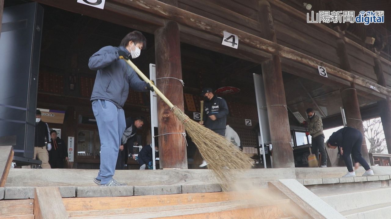 西大寺観音院 本堂大床を清掃